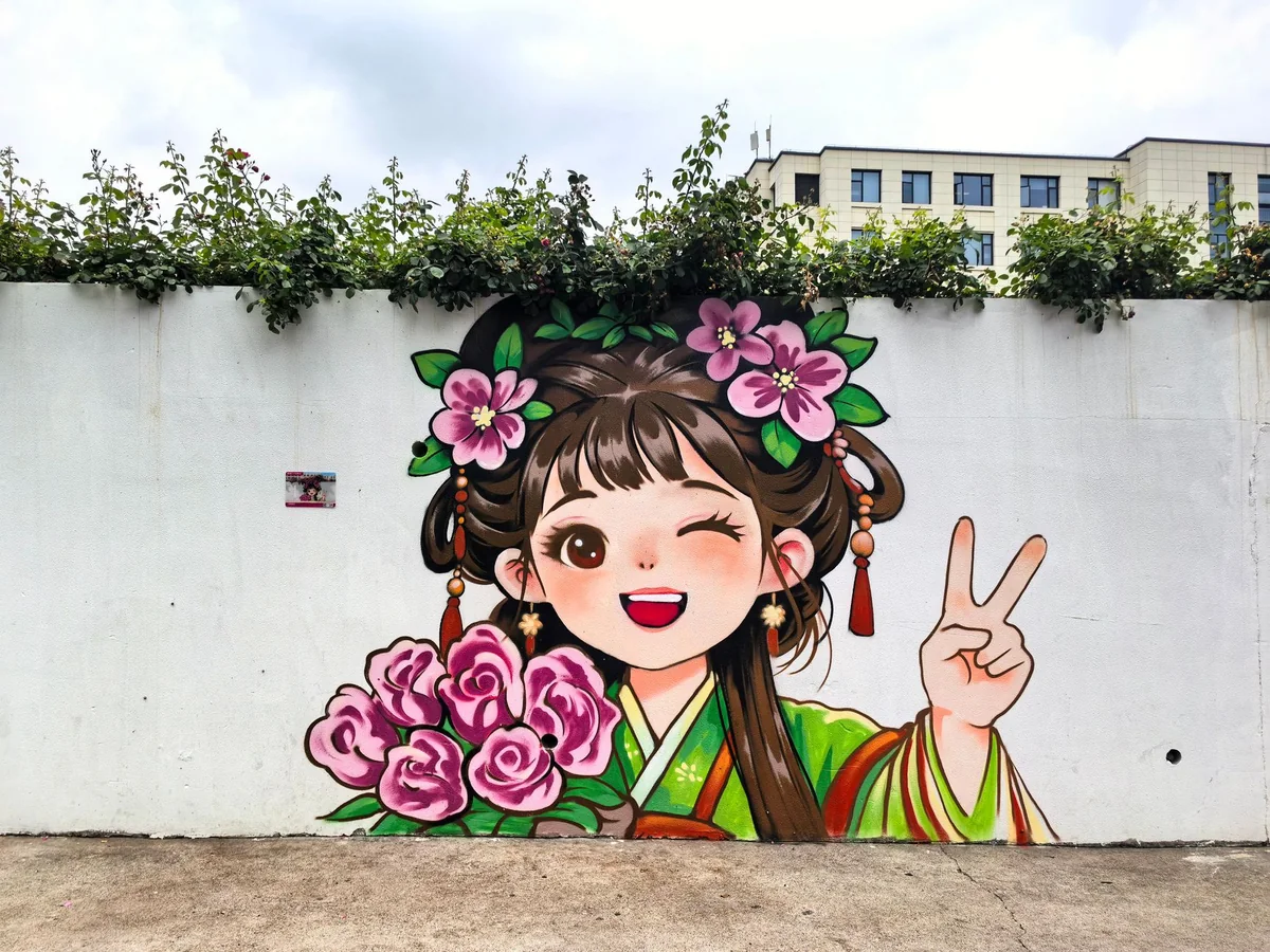 观看前在笔记本与耳机旁确认设备音量与网络状态的操作场景